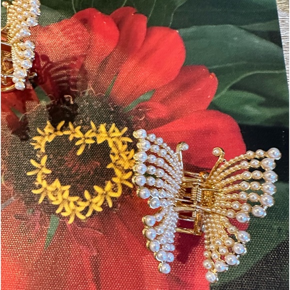 ♥️Butterfly Pearl Gorgeous Hair clips set New! Gold tone and pearl! So pretty! - Picture 2 of 5